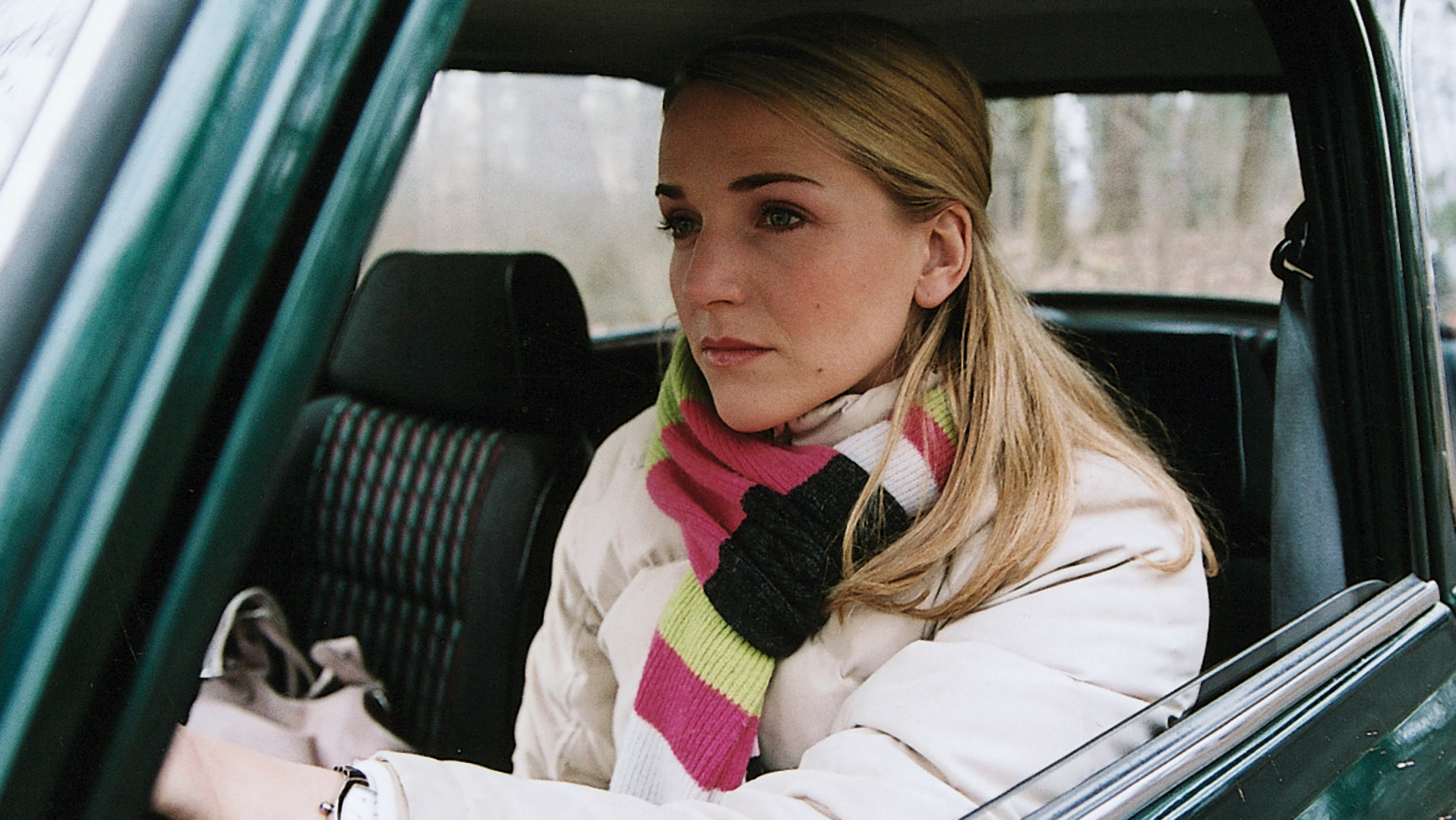 "Bianca - Wege zum Glück: Kapitel 142": In einem Auto: Bianca sitzt am Steuer und schaut sehr nachdenklich in die Leere.