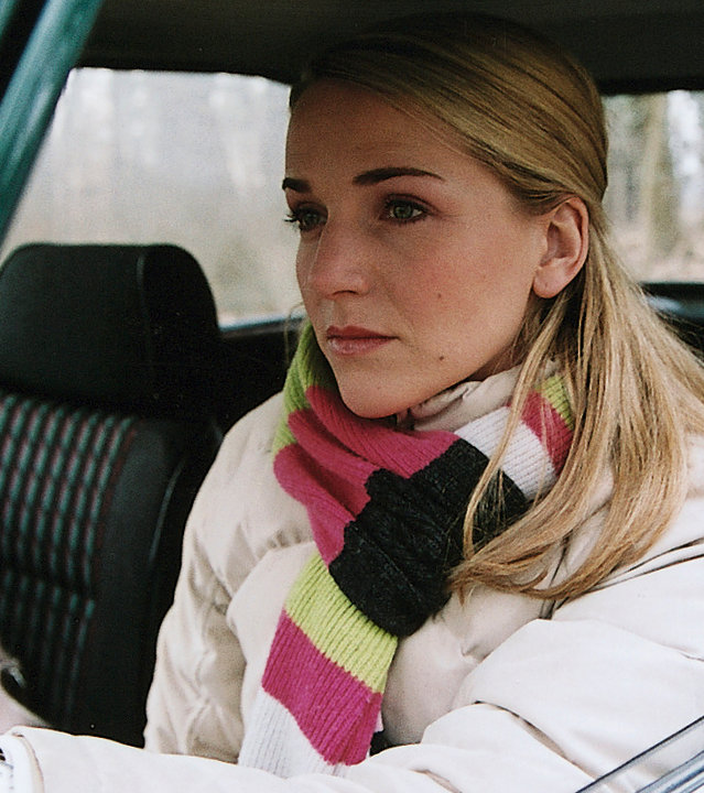 "Bianca - Wege zum Glück: Kapitel 142": In einem Auto: Bianca sitzt am Steuer und schaut sehr nachdenklich in die Leere.