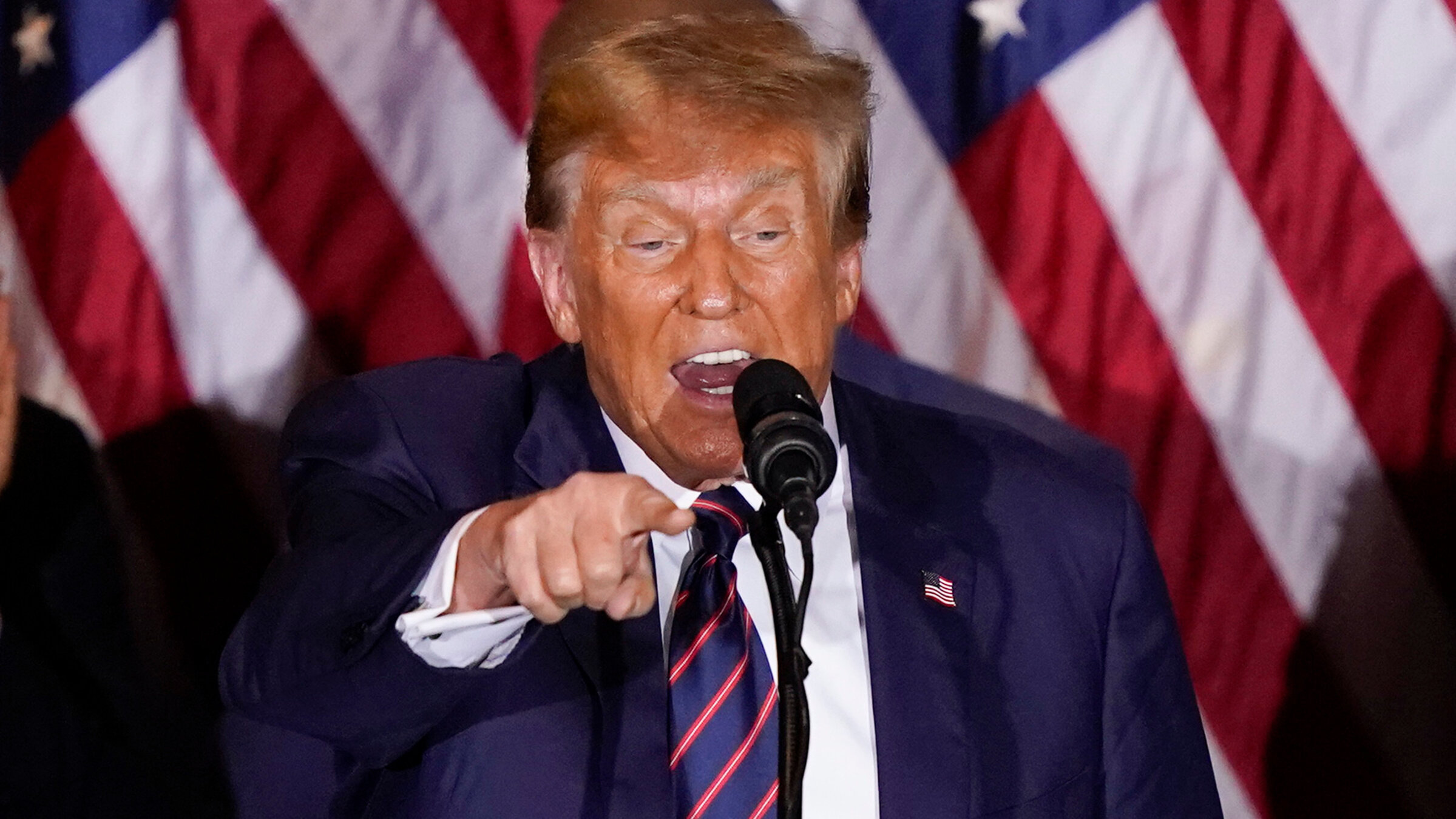 "Trump - der wütende Kandidat": Donald Trump steht bei einer Rede vor einer Flagge der USA. Er zeigt mit wütendem Gesichtsausdruck ins Publikum.