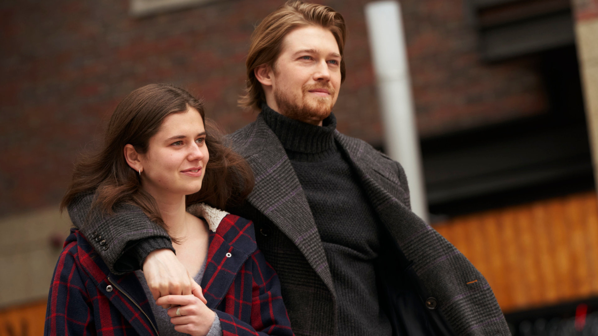 "Conversations with Friends - Stillschweigen": Nick (Joe Alwyn) läuft mit Frances (Alison Oliver) im Arm eine Gasse entlang.