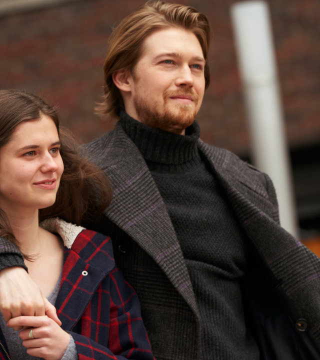 "Conversations with Friends - Stillschweigen": Nick (Joe Alwyn) läuft mit Frances (Alison Oliver) im Arm eine Gasse entlang.