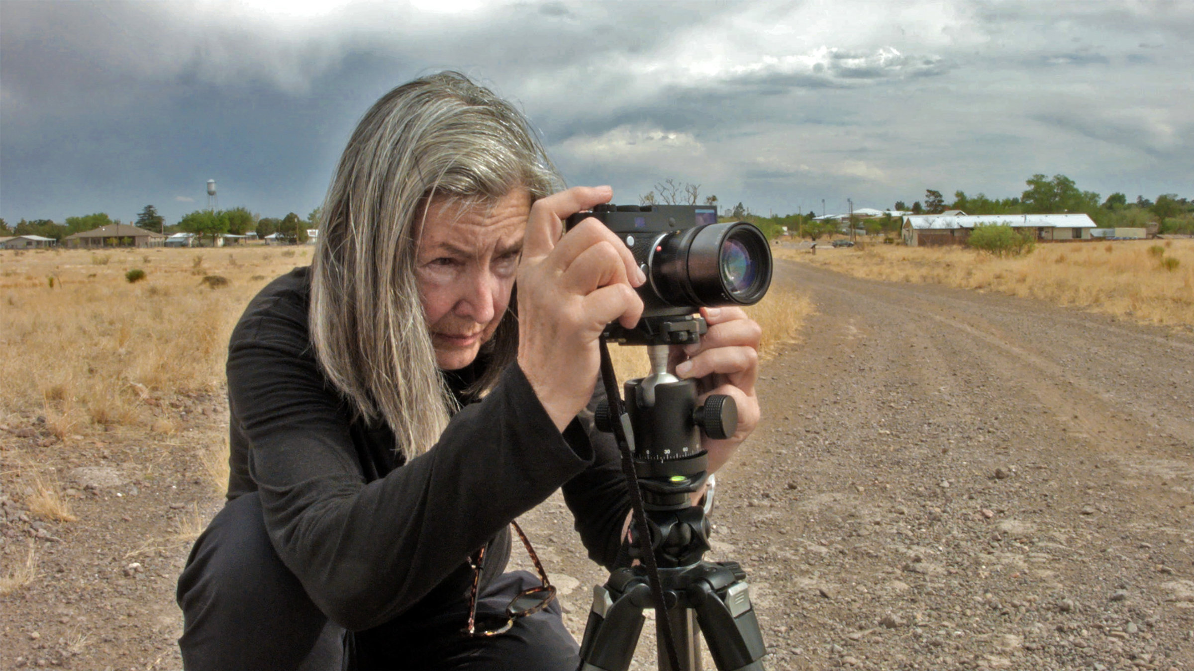 "Elfie Semotan, Photographer": Elfie Semotan mit der Kamera im Freien