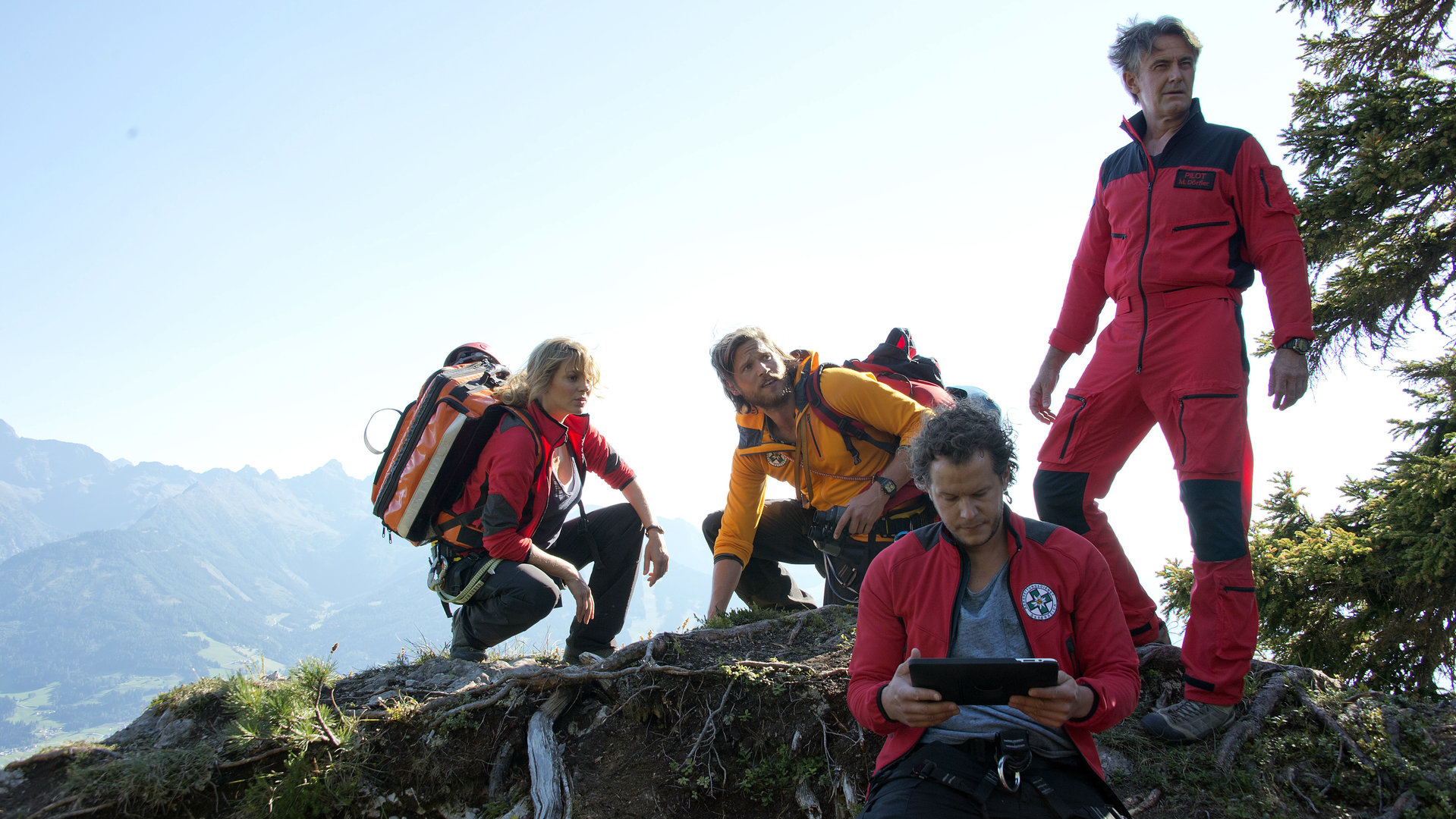 "Die Bergretter - Zwischen Himmel und Hölle (1)": Die Bergretter Katharina (Luise Bähr), Markus  (Sebastian Ströbel), Michael (Robert Lohr) und Benjamin (Mirko Lang) im Einsatz auf einem Berg.