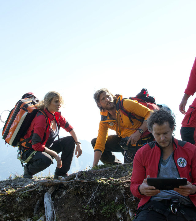 "Die Bergretter - Zwischen Himmel und Hölle (1)": Die Bergretter Katharina (Luise Bähr), Markus  (Sebastian Ströbel), Michael (Robert Lohr) und Benjamin (Mirko Lang) im Einsatz auf einem Berg.
