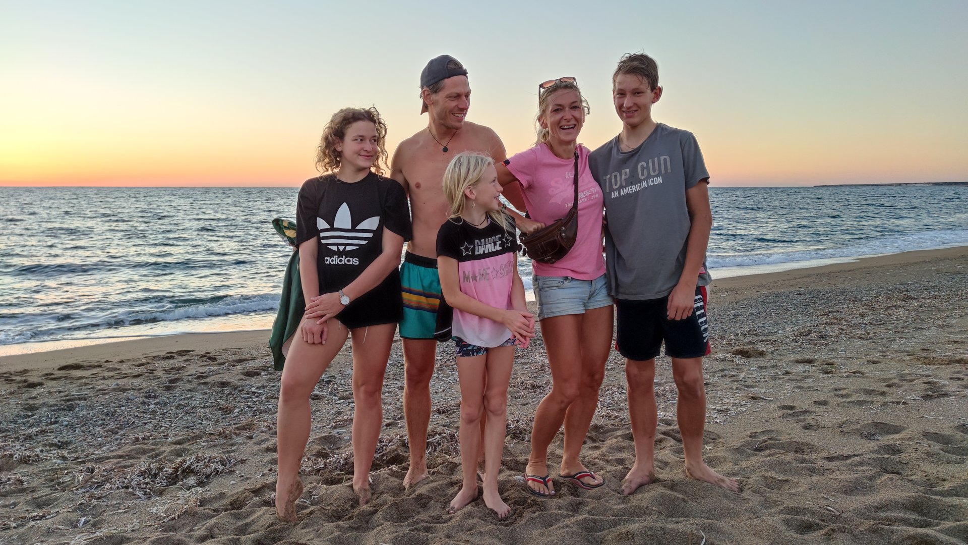 "Terra Xpress - Endlich frei! Familien auf der Suche nach dem wahren Leben": Eine Familie, Vater, Mutter und drei Kinder stehen am Strand. Im Hintergrund sieht man das Meer.