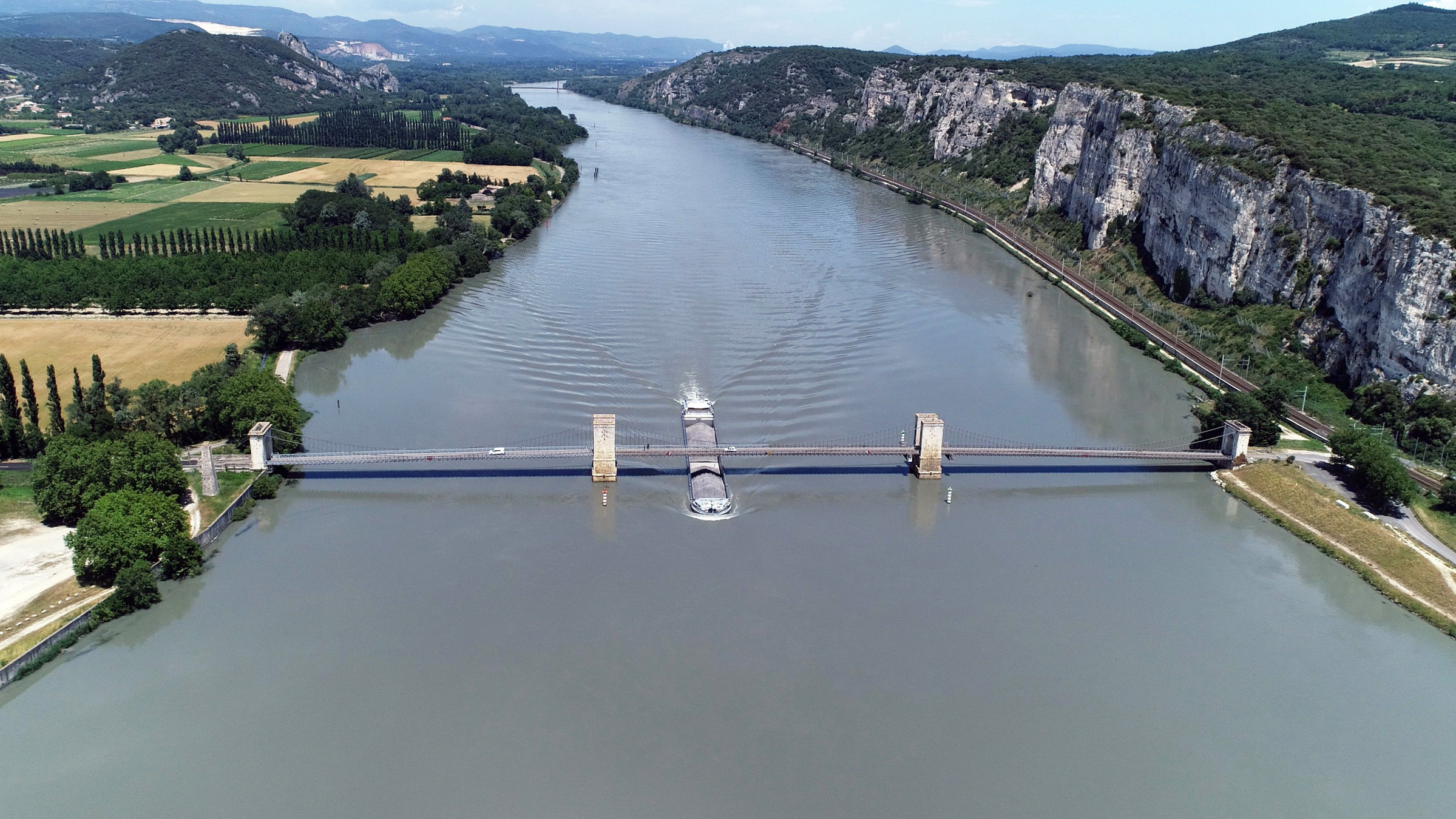 "Die Rhône - Von den Schweizer Alpen in die Camargue": Rhône-Frachter bei der Enge von Donzère.