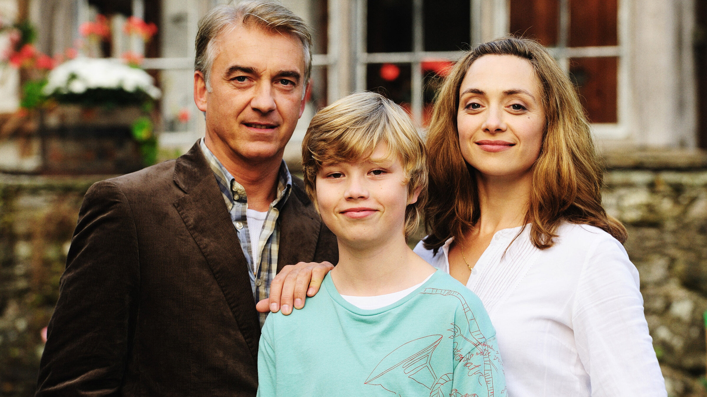 "Die grünen Hügel von Wales": Michael Lloyd Glynn (Christoph M. Ohrt) fühlt sich wohl bei Alex Stapleton (Julia Richter) und ihrem Sohn David (Dominik Jahn, 2.v.re.).