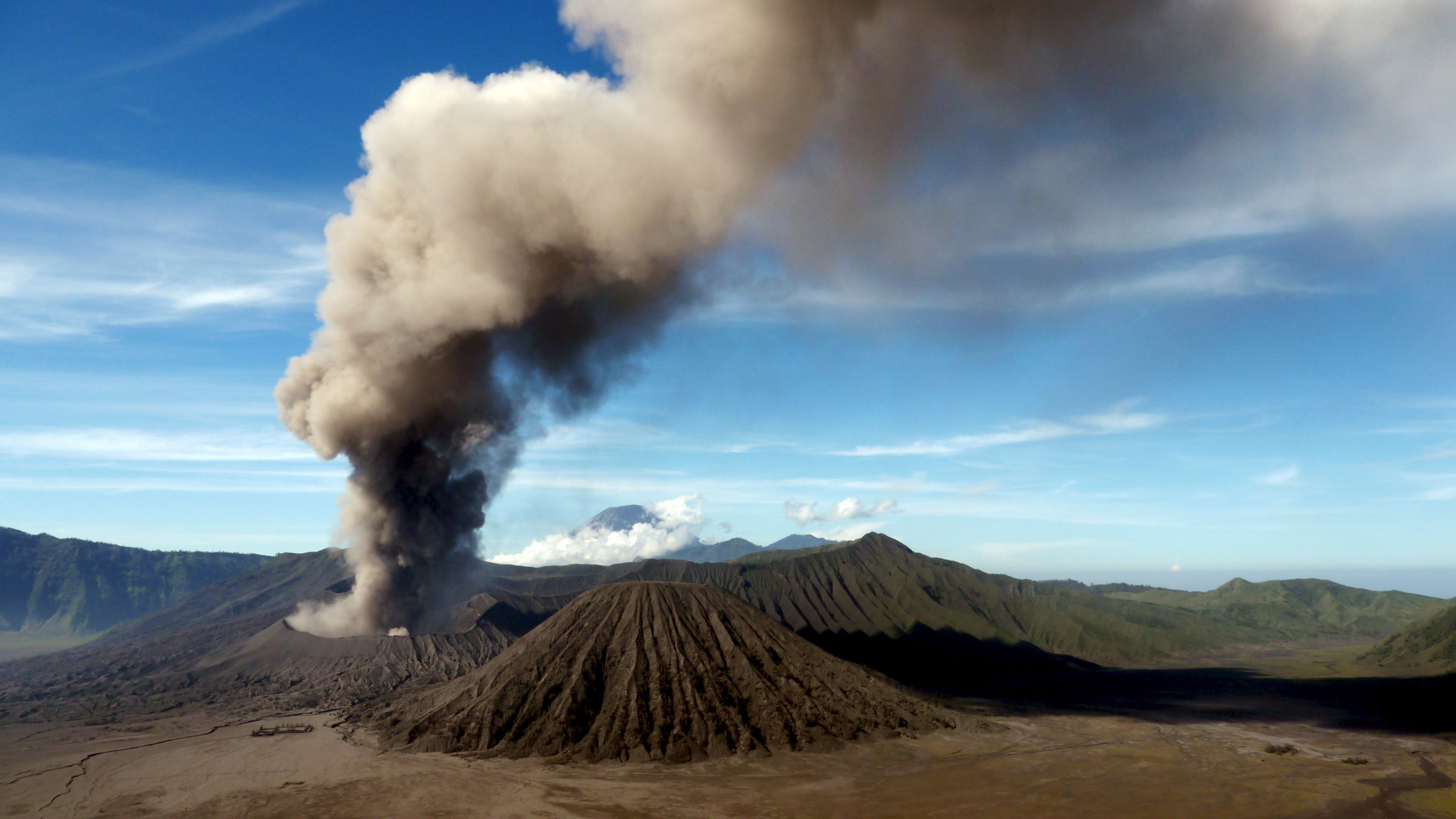 "Terra X: Wilder Planet - Vulkane":  Vulkan Bromo (Indonesien) mit gewaltiger Aschewolke.