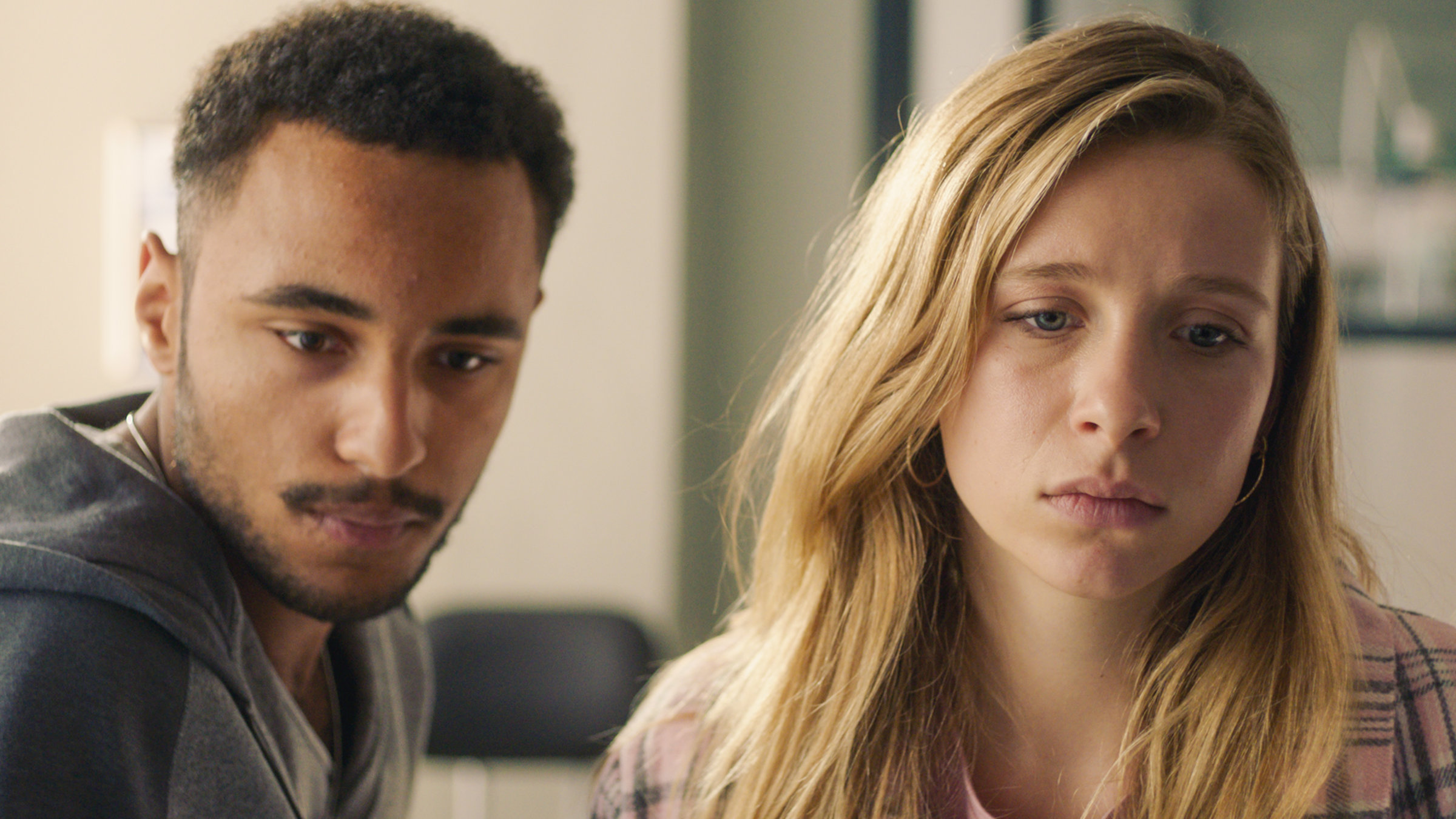 "Doktor Ballouz - Besuch": Fabian (Noah Tinwa) und seine Freundin Emmi (Lena Klenke) gucken traurig in die Leere.