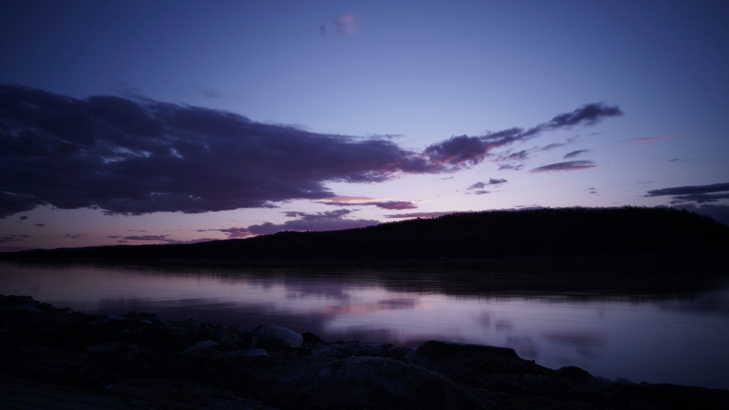 "Die Farben Chinas (5/5) - Schwarz - Vom Feng Shui des schwarzen Drachenflusses": Die Farbe Schwarz ist in China mit dem Element Wasser verbunden und dem Winter. Der „schwarze Drachenfluss“, Heilongjiang, bildet im Norden die natürliche Grenze zwischen China und Russland.