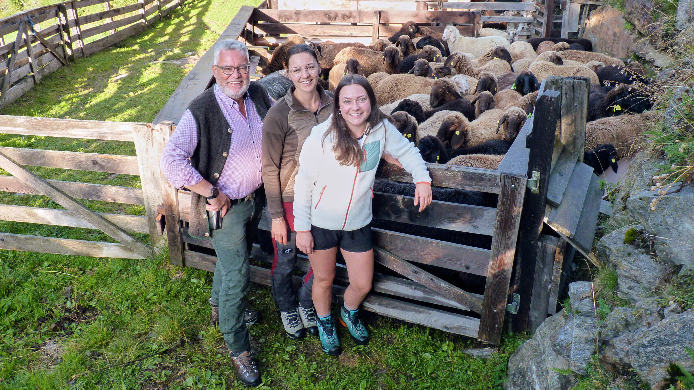 "Bergbauernleben: Vom Traunviertel ins Villgratental (2/2)": Josef, Miriam und Soraya Schett auf der Alm.