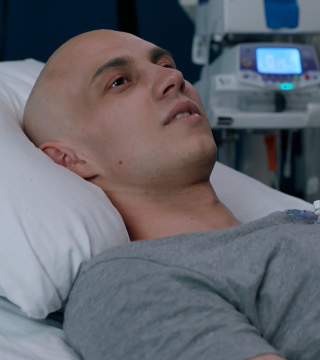 "Sense of Tumour - Isolation": Tristan (Maarten Nulens) liegt in einem Krankenbett und schaut nachdenklich an die Decke.