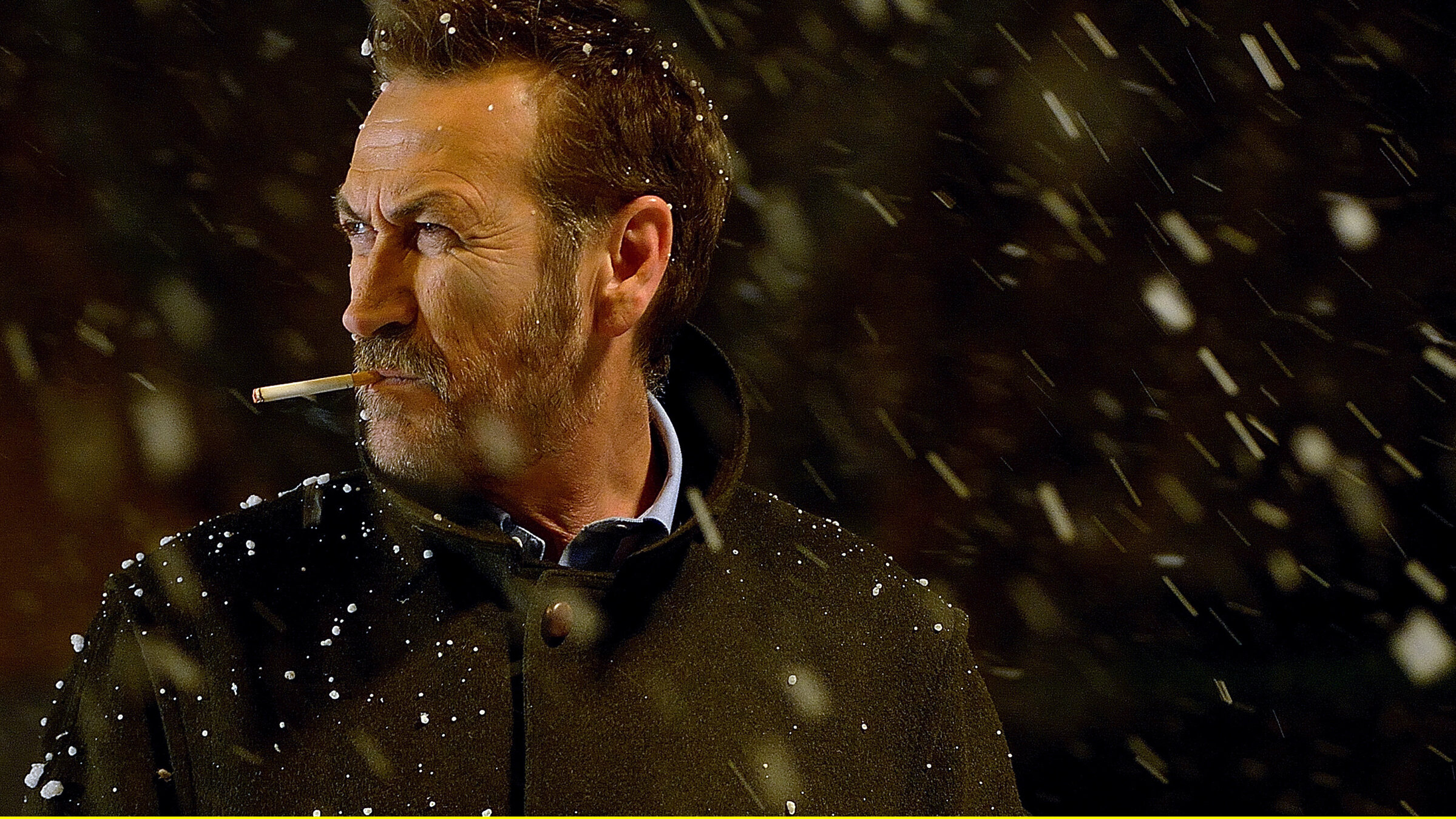 "Der Kommissar und die Alpen - Sturz in den Tod": Kein Klima für einen Römer: Der Kommissar Rocco Schiavone (Mario Giallini) leidet unter dem langen Winter im Aostatal.