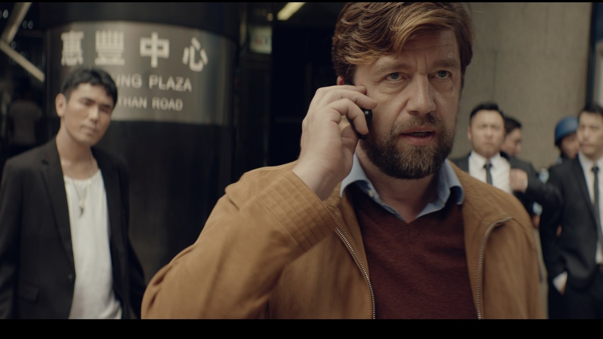 "The Bank Hacker": Bart (Koen De Graeve) telefoniert. Sein Gesichtsausdruck wirkt sehr besorgt.