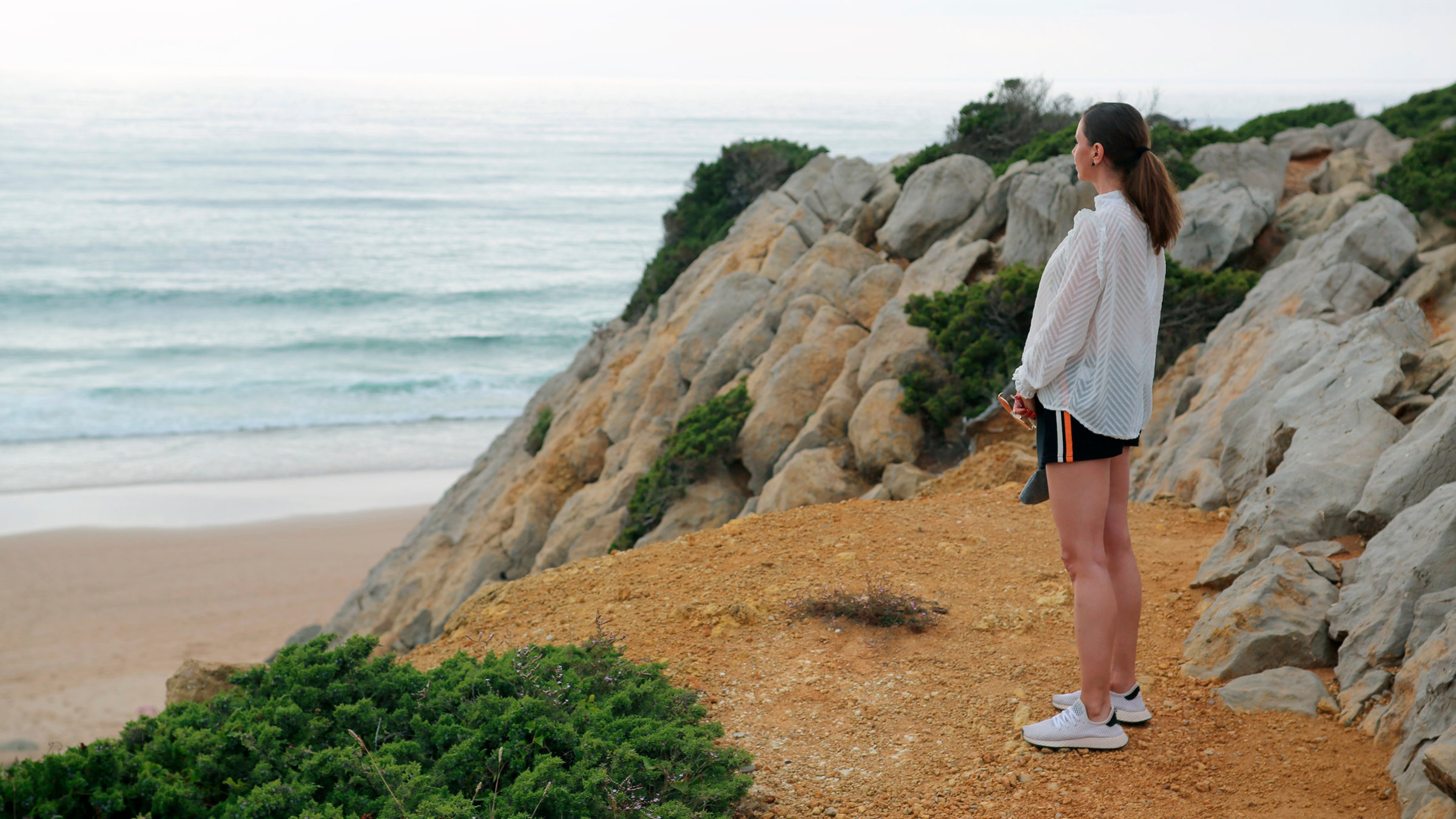 "Wo Liebe allein nicht hilft": Eine Frau steht am Strand.