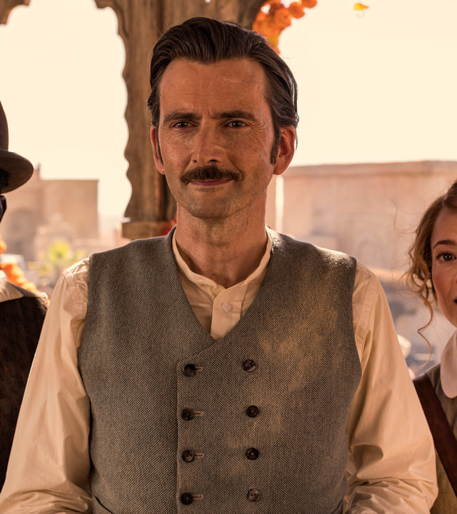 "In 80 Tagen um die Welt (4)": Phileas Fogg (David Tennant), Abigail Fix (Leonie Benesch) und Passepartout (Ibrahim Koma) stehen nebeneinander unter dem Dach eines indischen Pavillons.