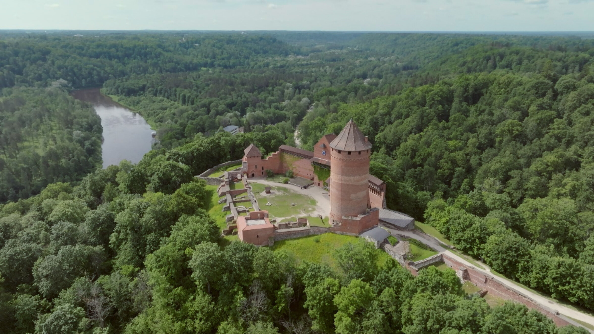 "Nationalparks im Baltikum: Gauja Nationalpark Lettland": Die rote Burg von Turaida hoch über dem Fluss Gauja war im Mittelalter Sitz des Bischofs von Riga. Über vierhundert Kulturdenkmäler liegen im Gebiet des Nationalpark und zeugen von der langen Geschichte Lettlands, die bis ins Altertum zurückreicht.