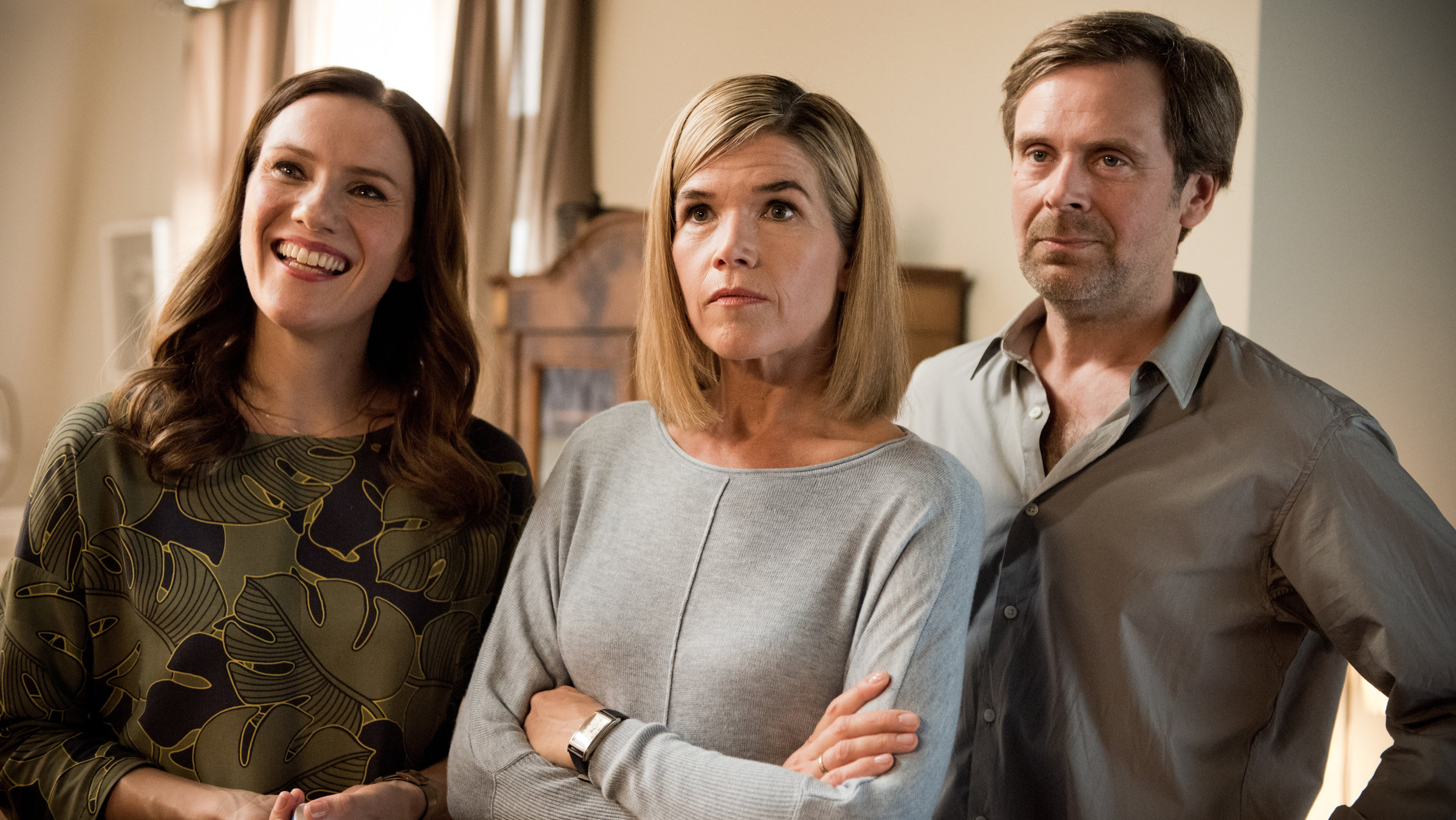 "Südstadt": Saskia (Bettina Lamprecht), Anne (Anke Engelke) und Martin (Matthias Matschke) stehen nebeneinander und schauen in die gleiche Richtung.