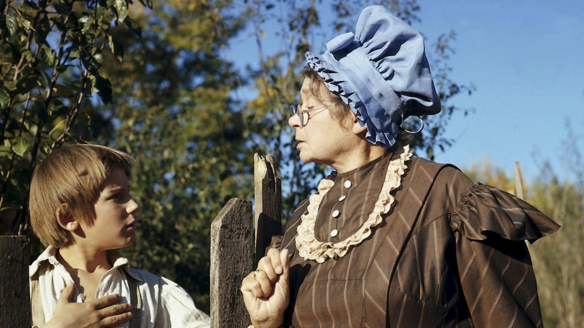 "Tom Sawyers und Huckleberry Finns Abenteuer - 1. Teil ": Tante Polly (Lina Carstens) und ihr Zögling Tom (Roland Demongeot) stehen nebeneinander im Garten.