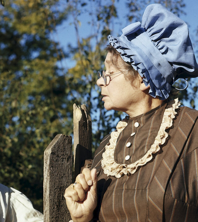 "Tom Sawyers und Huckleberry Finns Abenteuer - 1. Teil ": Tante Polly (Lina Carstens) und ihr Zögling Tom (Roland Demongeot) stehen nebeneinander im Garten.