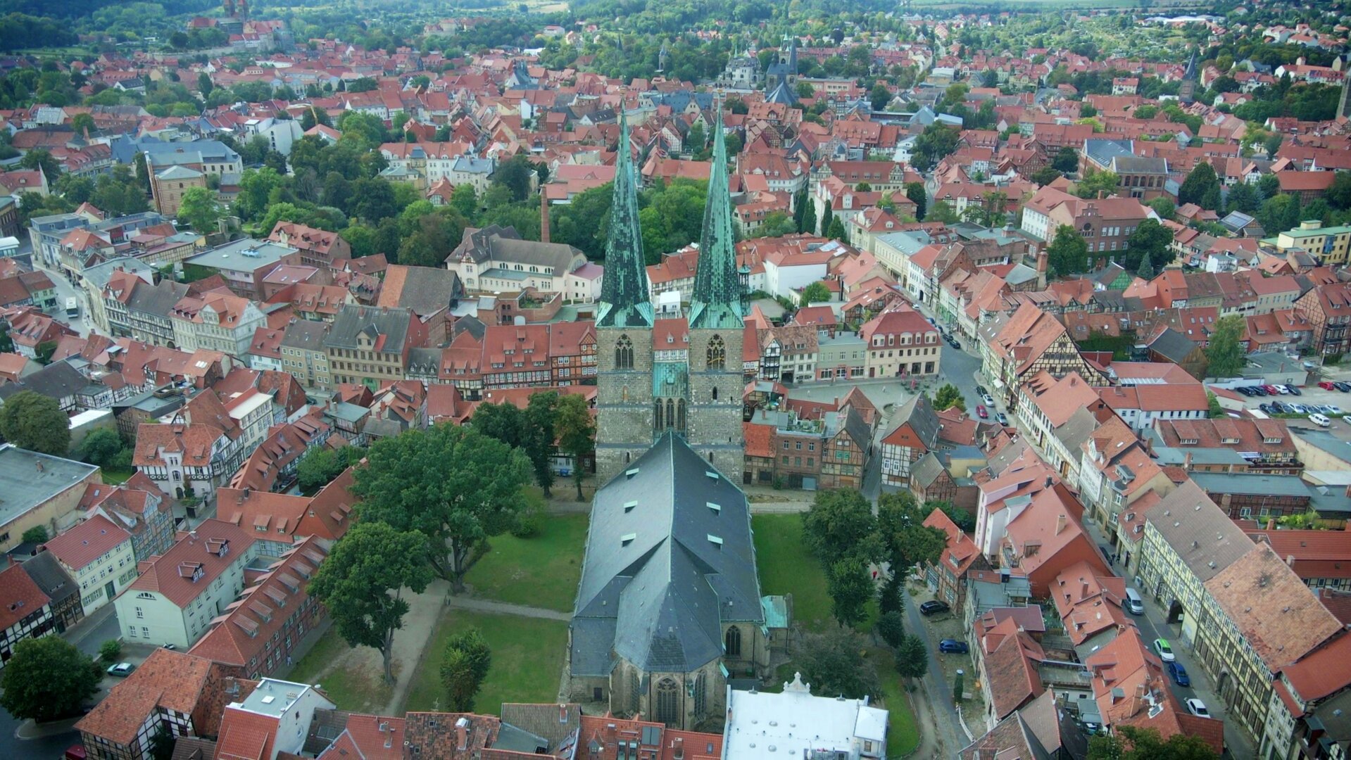 "Evangelischer Gottesdienst - Bei euch ist es anders!": Luftbild: Die Kirche St. Nikolai mit den beiden schlanken, hoch aufragenden Türmen, steht inmitten der Altstadt von Quedlinburg.