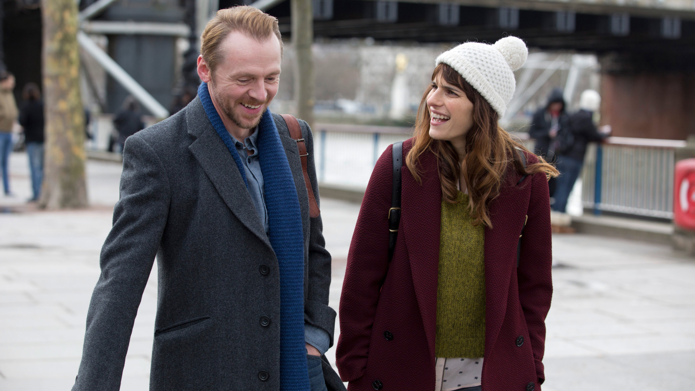 "Es ist kompliziert...!": Nancy (Lake Bell) und Jack (Simon Pegg) gehen gemeinsam spazieren. Sie laufen nebeneinander her, plaudern und lachen.