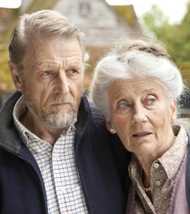 "Inspector Barnaby": Mr. Bingham ist nicht zu sprechen": William Bingham (Edward Fox) und seine Frau Mary (Phyllida Law) stehen eng aneinandergeschmiegt. Er hat seinen Arm um sie gelegt. Im Hintergrund sieht man ein älteres Wohngebäude.
