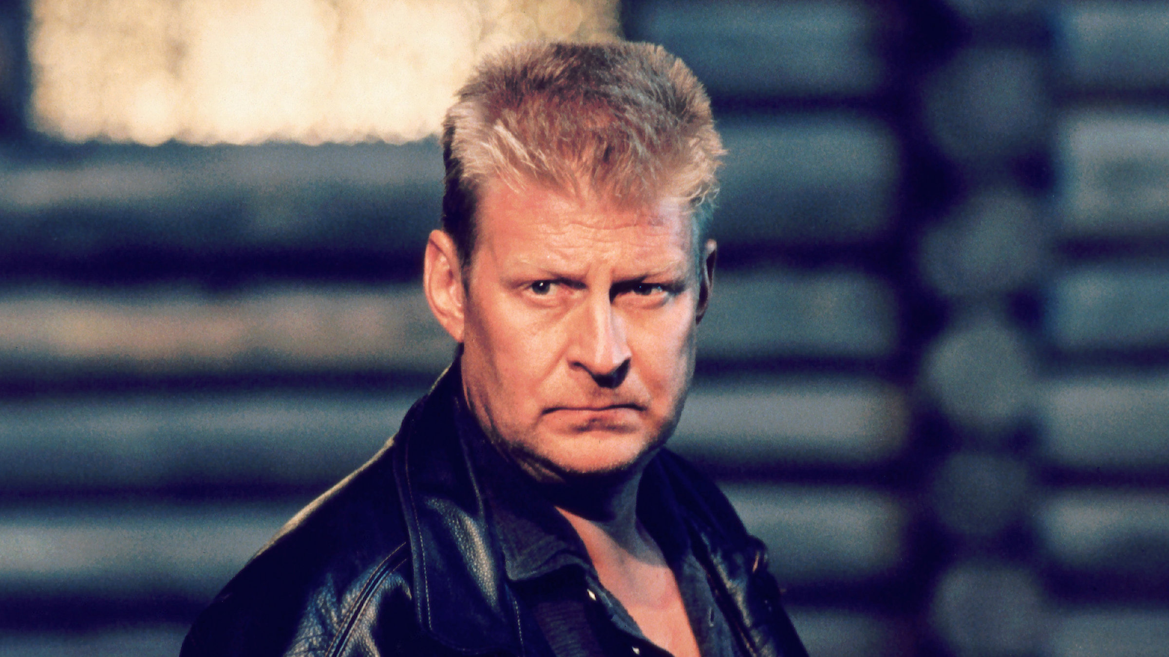 "Die Spur der Jäger": Der Stockholmer Polizist Erik Bäckström (Rolf Lassgård) kehrt für das Begräbnis seines Vaters nach Norrbotten zurück. Um sich von dem harten Leben als Großstadtkommissar zu erholen, beschließt er, in seiner nordschwedischen Heimat zu bleiben und zu seinem Bruder Leif ins Elternhaus zu ziehen.