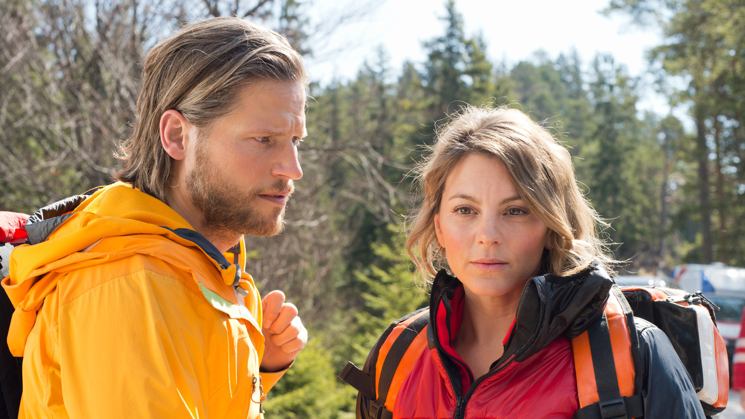 "Die Bergretter: Letzte Hoffnung": Die Bergretter Katharina (Luise Bähr) und Markus (Sebastian Ströbel) stehen mit ihren Rucksäcken nebeneinander. Katharina blickt nachdenklich, während Markus sie sorgenvoll anschaut.