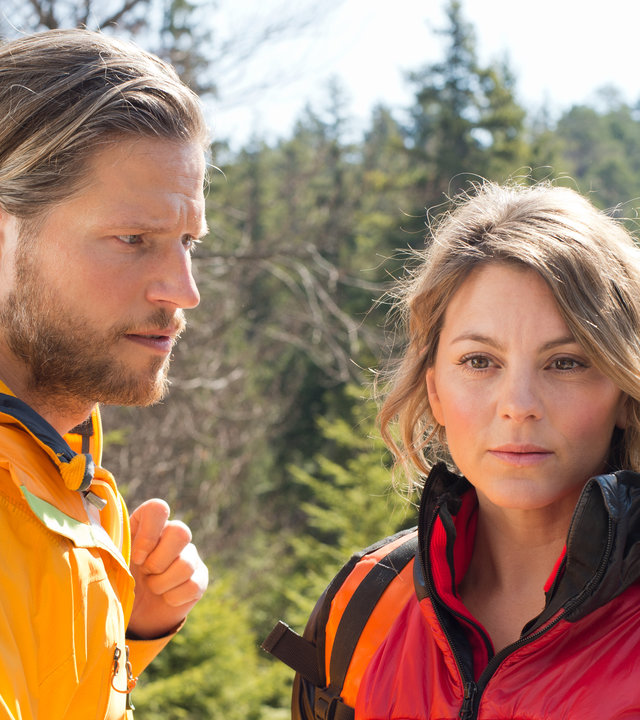 "Die Bergretter: Letzte Hoffnung": Die Bergretter Katharina (Luise Bähr) und Markus (Sebastian Ströbel) stehen mit ihren Rucksäcken nebeneinander. Katharina blickt nachdenklich, während Markus sie sorgenvoll anschaut.