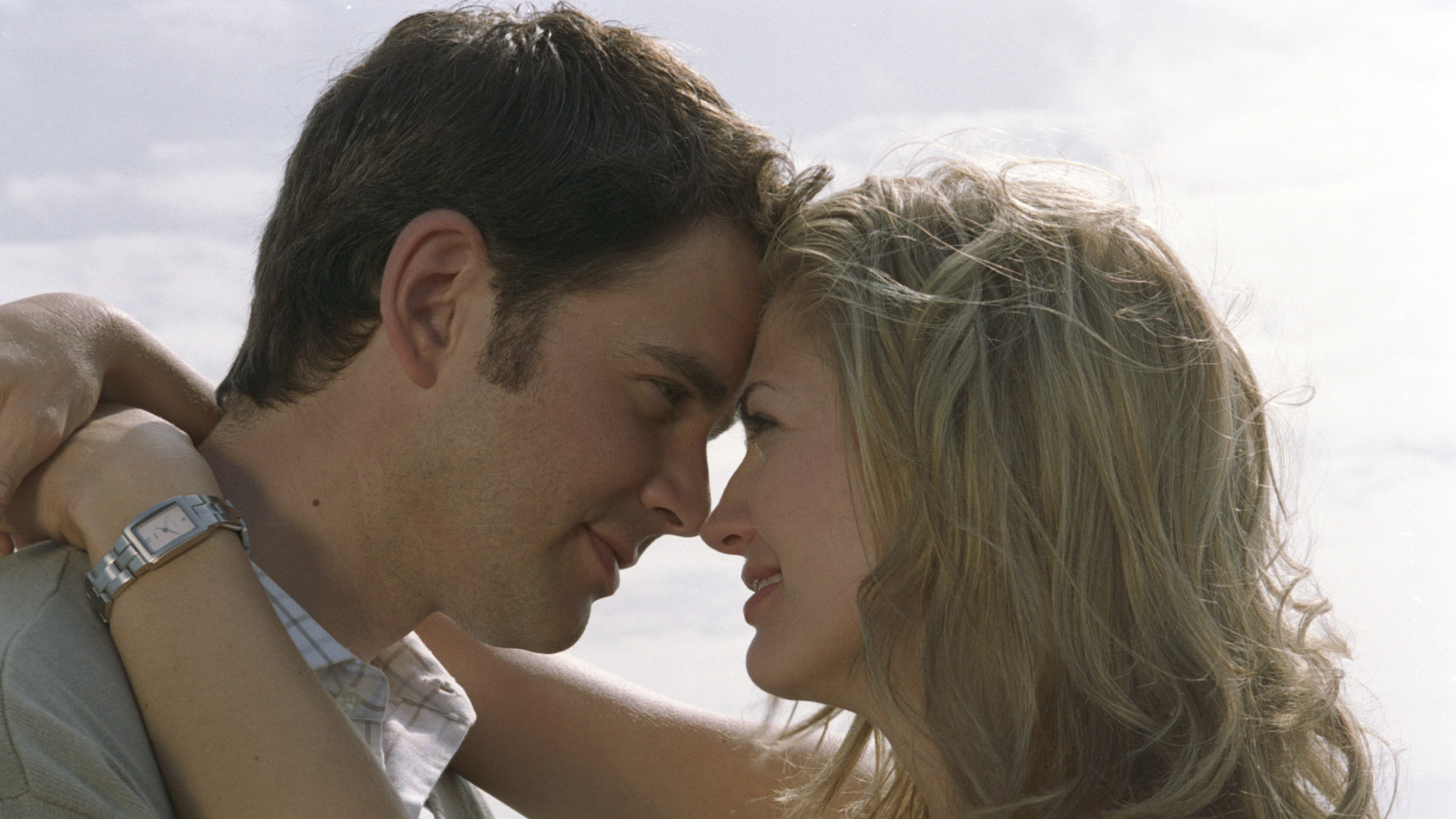 "Rosamunde Pilcher: Flügel der Hoffnung": Tom (Oliver Boysen) steht dicht vor Samantha (Nina Bott), die ihre Arme um seinen Hals gelegt hat. Die beiden schauen sich verliebt an.