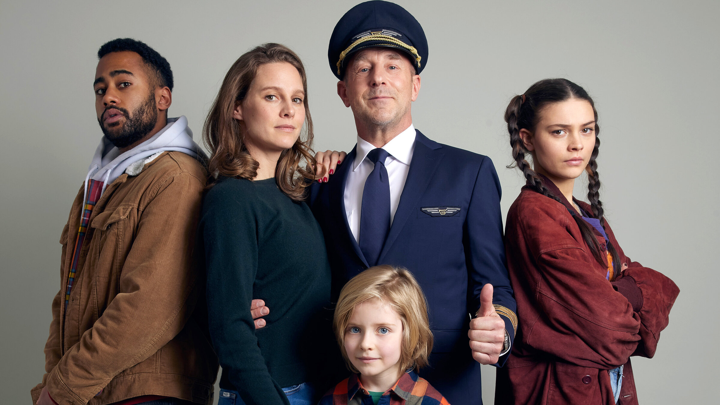 "Nie zu spät": Paul (Heino Ferch, 2. v. re.) mit seiner Frau Susanne (Picco von Groote, 2. v. li.), Sohn Franz (Jakob Josef Gottlieb, vorne) und den beiden Kindern aus früheren Ehen: Tochter Tabea (Harriet Herbig-Matten, re.) und Sohn Jonas (Pablo Grant, li.).