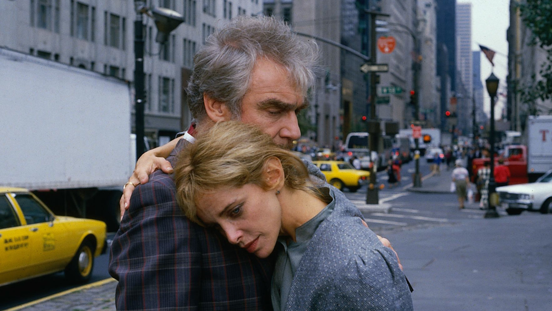 "Das Erbe der Guldenburgs - Die endlose Nacht": Max von Guldenburg (Jürgen Goslar) tröstet auf einer Straße in New York Carina de Angelis (Sydne Rome).