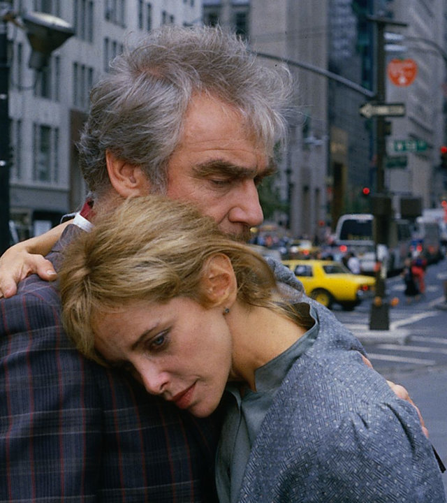 "Das Erbe der Guldenburgs - Die endlose Nacht": Max von Guldenburg (Jürgen Goslar) tröstet auf einer Straße in New York Carina de Angelis (Sydne Rome).