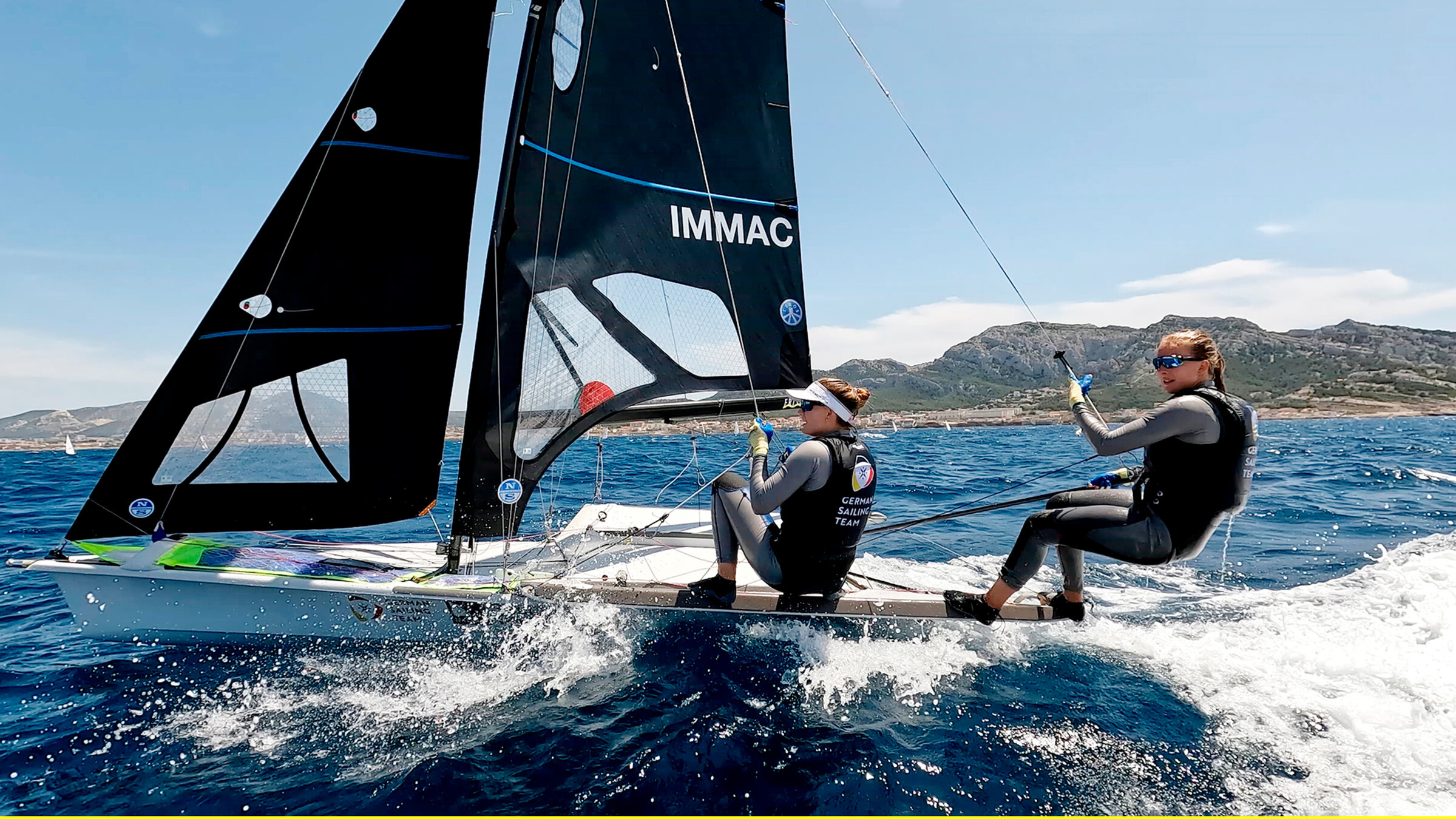 "Die Nordreportage: Vom Elbstrand zu Olympia": Schon mal olympisches Wasser ausprobieren: Hanna Wille und Marla Bergmann beim Olympic Test Event vor Marseille.