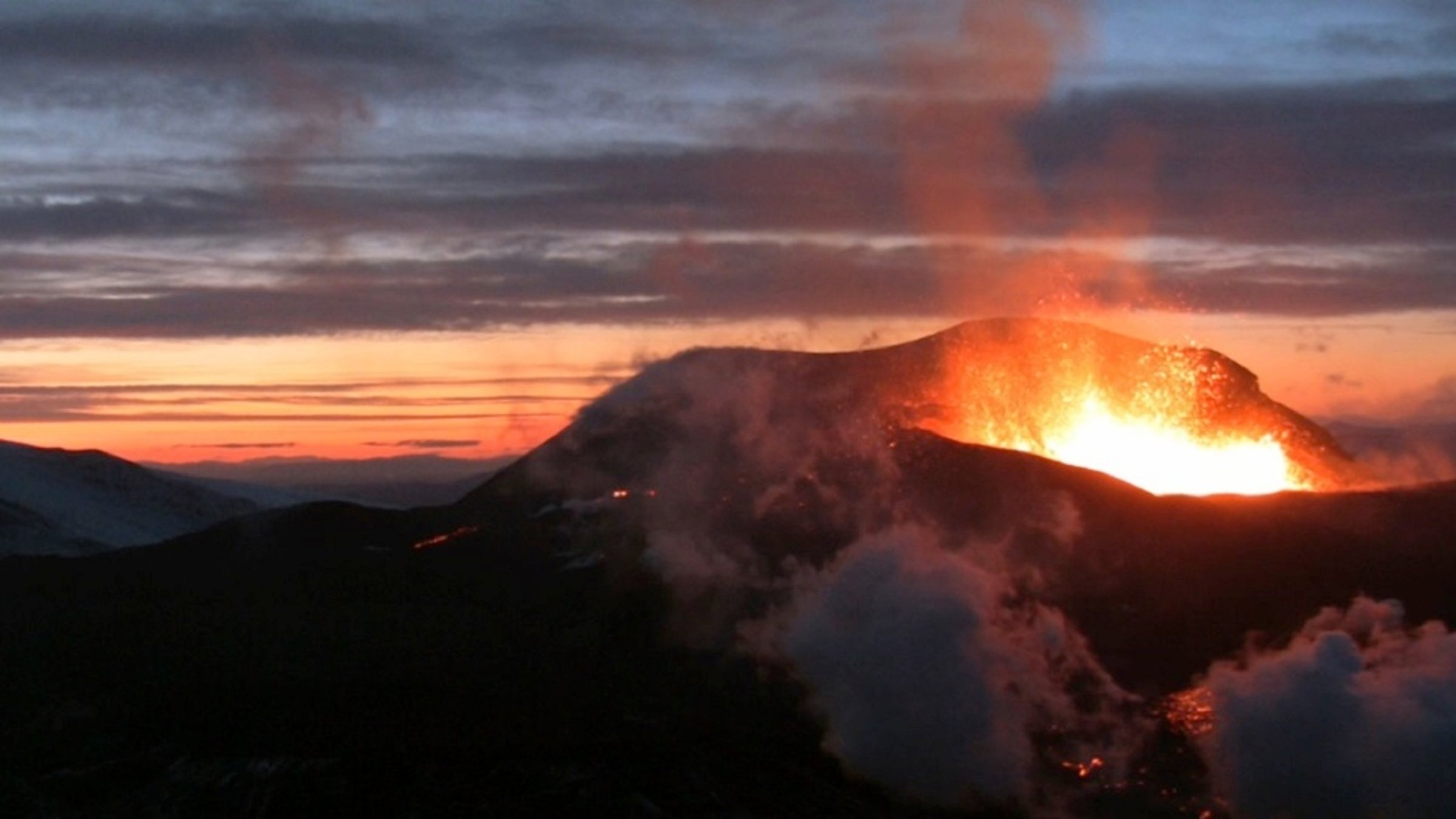 "Im Land der Feuerberge: Island": Ausbrechender Vulkan mit rot glühender Lava.