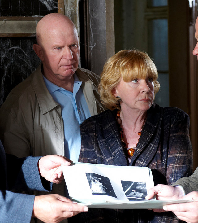 "Stubbe - Von Fall zu Fall: Gegen den Strom": Stubbe (Wolfgang Stumph) und Zimmermann (Lutz Mackensy) zeigen dem Ehepaar Fritsch (Christine Schorn, Volkmar Kleinert) Fotos.