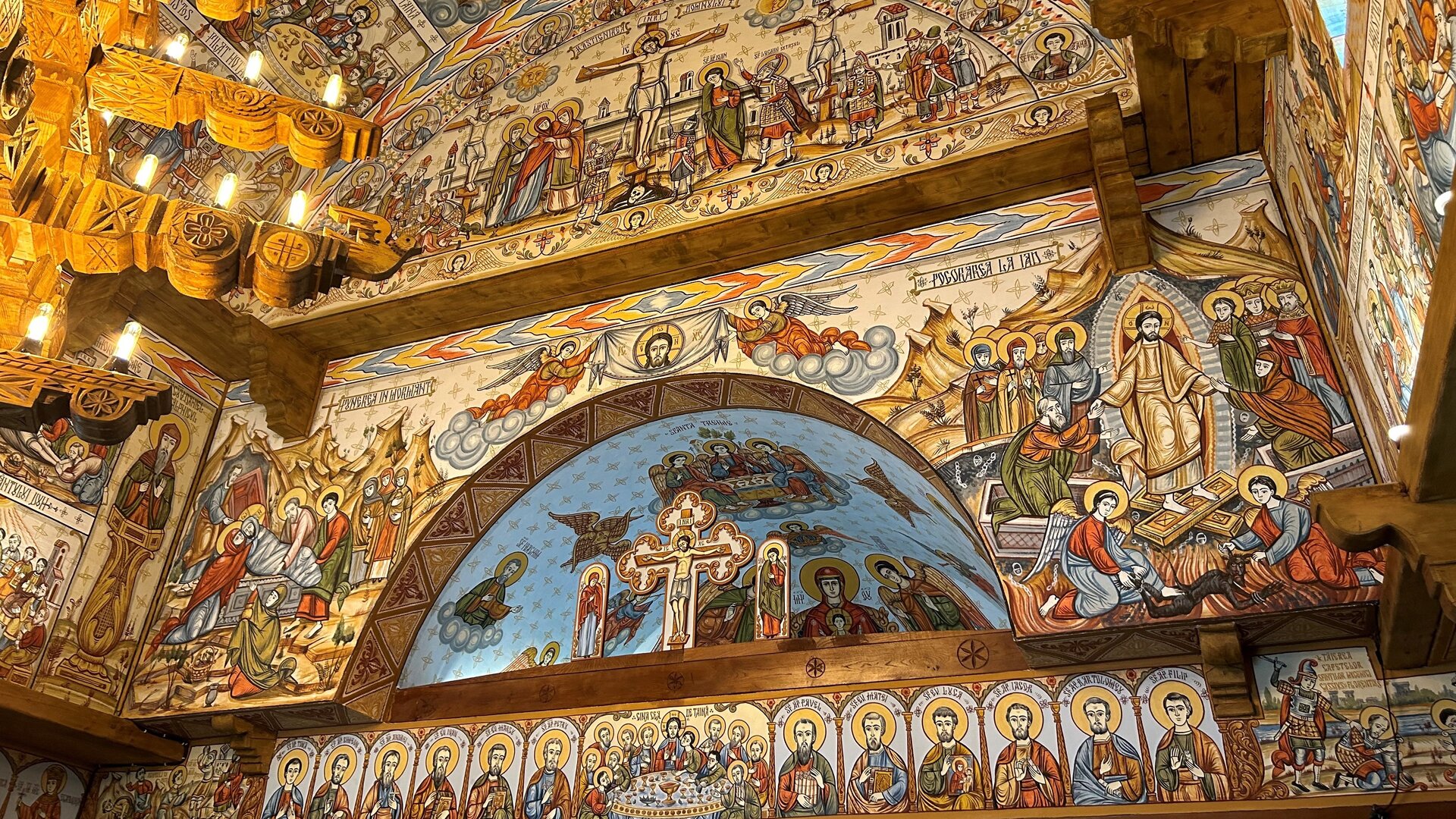 "Orthodoxer Gottesdienst – Öffne mir die Augen": Blick in den Innenraum der Kirche der rumänischen orthodoxen Gemeinde in Bonn: Ein Triumphbogen liegt über der Ikonostase mit verschiedenen Ikonendarstellungen.