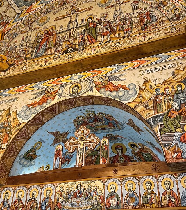 "Orthodoxer Gottesdienst – Öffne mir die Augen": Blick in den Innenraum der Kirche der rumänischen orthodoxen Gemeinde in Bonn: Ein Triumphbogen liegt über der Ikonostase mit verschiedenen Ikonendarstellungen.