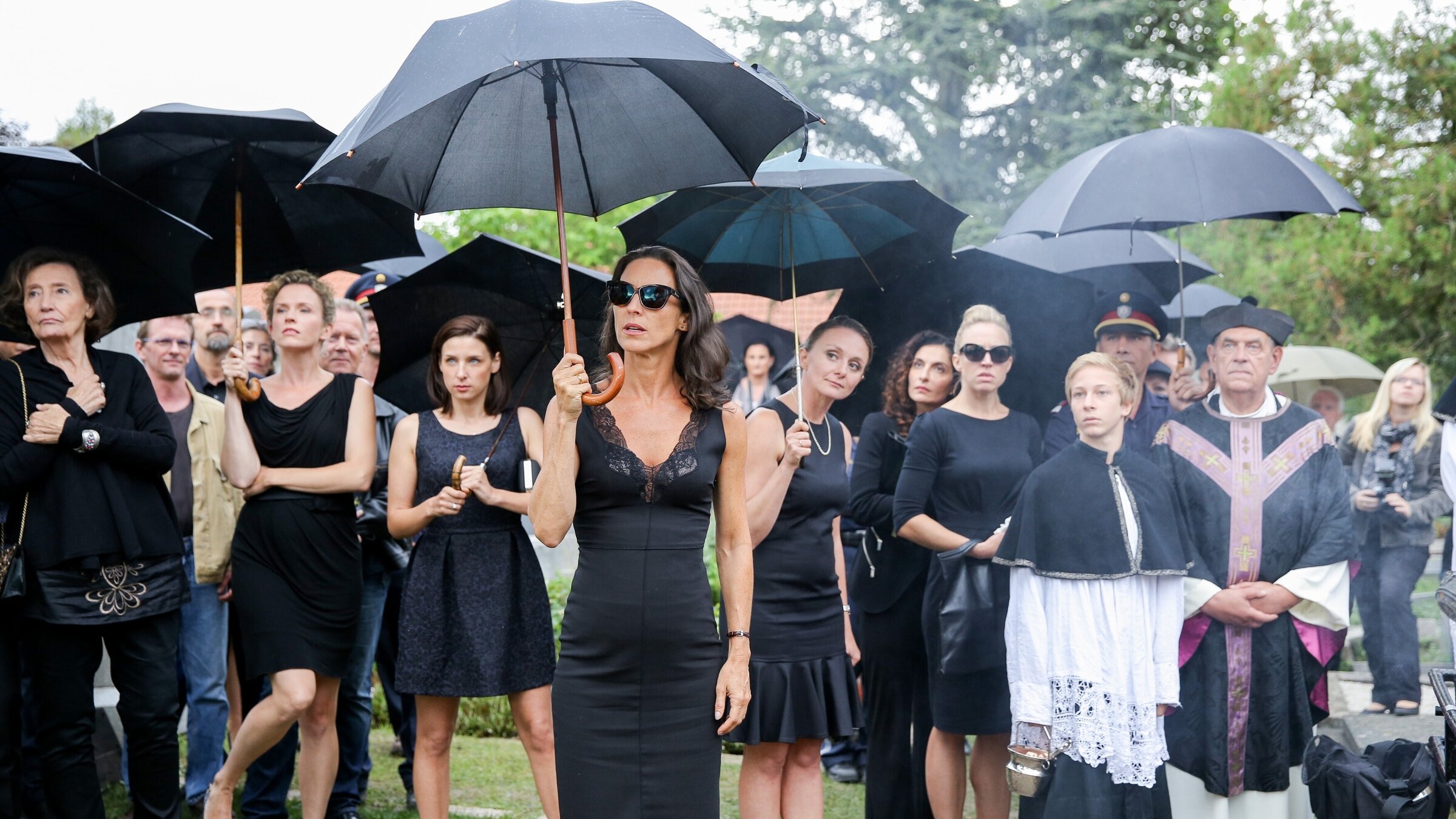 "Vorstadtweiber (10/10)": (v.li.): Gertrud Roll (Anna Schneider), Adina Vetter (Sabine Herold), Martina Ebm (Caroline Melzer), Maria Köstlinger (Waltraud Steinberg), Gerti Drassl (Maria Schneider), Proschat Madani (Tina), Nina Proll (Nicoletta Huber).