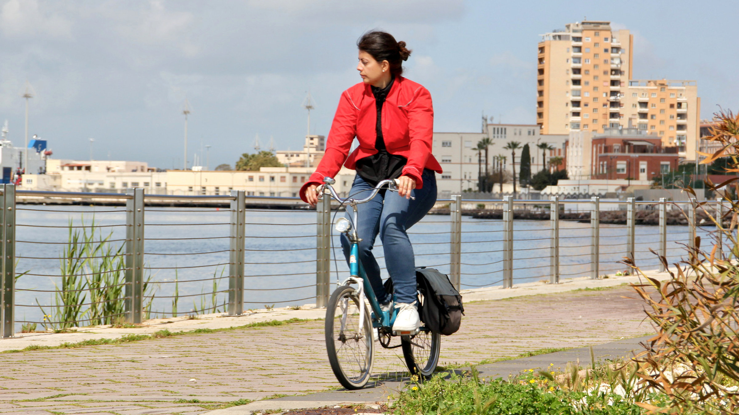 "Trauminseln: Mit dem Rad auf Sardinien": Ein Radfahrerin auf einem Uferweg