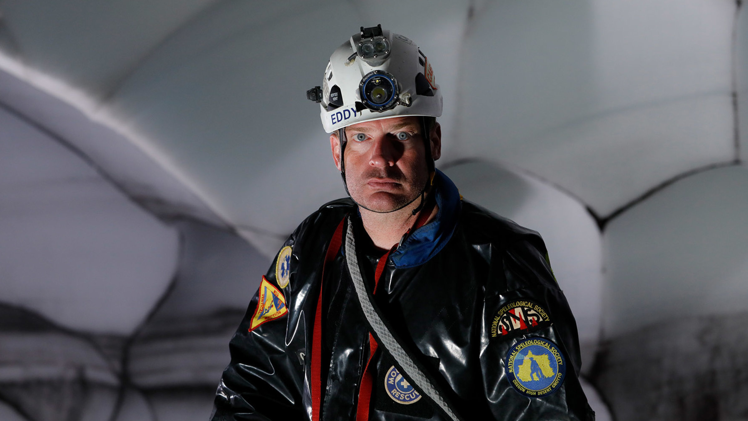 "Feuer und Eis - Expedition zum Mount St. Helens": Expeditionsleiter Eduardo Cartaya in einer Firnhöhle im Krater des Mount St. Helens