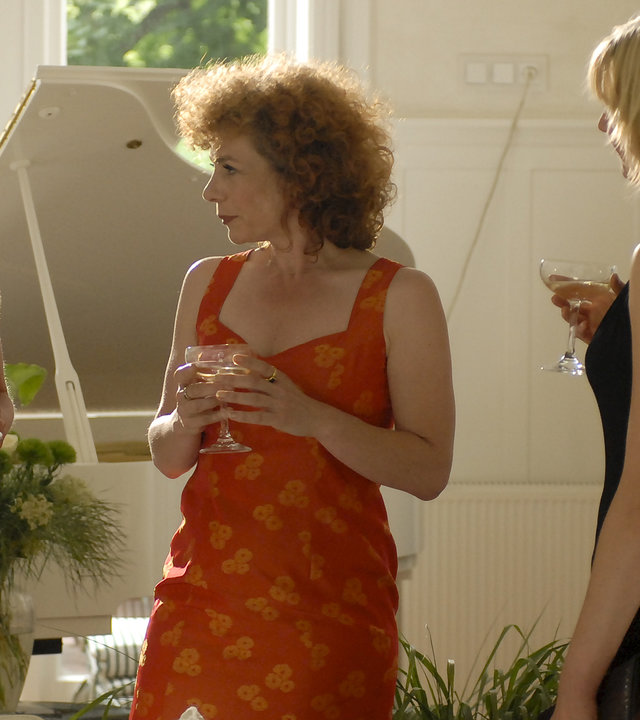 "Notruf Hafenkante - Herzenssache": Melanie (Sanna Englund), Vera Gonscharow (Nina Hoger) und Franzi (Rhea Harder) stehen schick gekleidet, mit Cocktails in der Hand, beisammen und unterhalten sich. Im Hintergrund steht ein weißer Flügel.