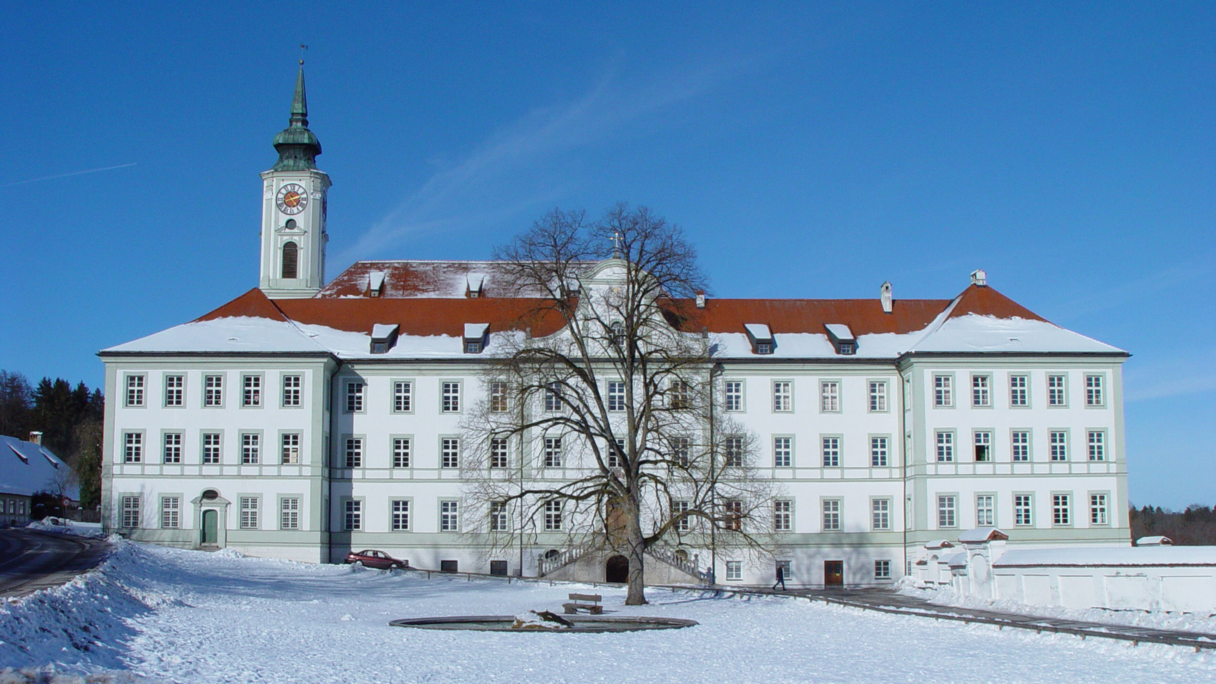 "Weihnachtssingen in der Klosterkirche Schäftlarn": Außenansicht von vorne von der Klosterkirche der Benediktinerabtei Schäftlarn mit Schnee.