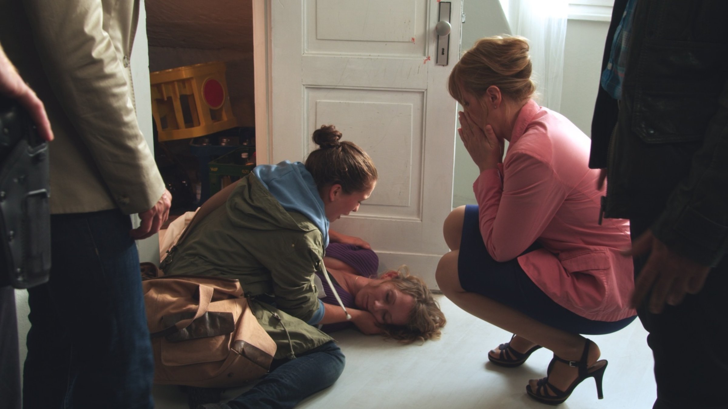 "SOKO Wismar - Kammerflimmern": Daniela Carstensen liegt regungslos auf dem Boden. Ilka Carstensen (Henriette Confurius) ist kniend über sie gebeugt und Bettina Rauch (Nina Vorbrodt) sitzt in der Hocke vor ihr.