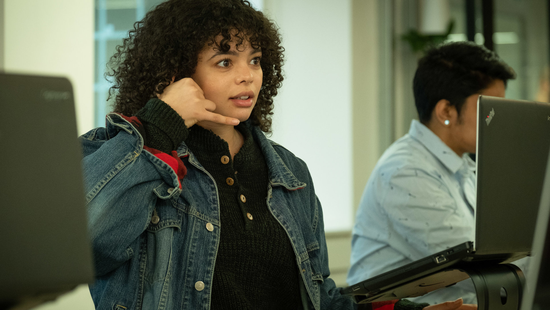 "Years and Years": Bethany Bisme-Lyons (Lydia West) steht vor einem Bildschirm und imitiert ein Telefonat.