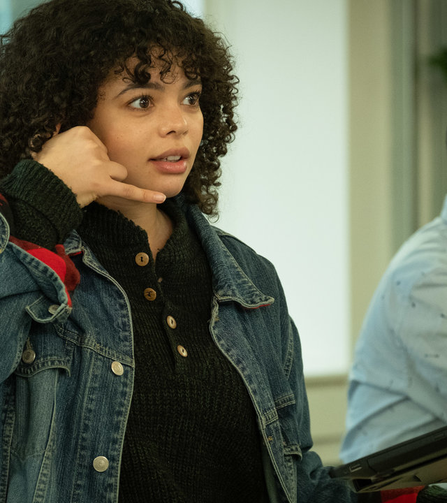 "Years and Years": Bethany Bisme-Lyons (Lydia West) steht vor einem Bildschirm und imitiert ein Telefonat.