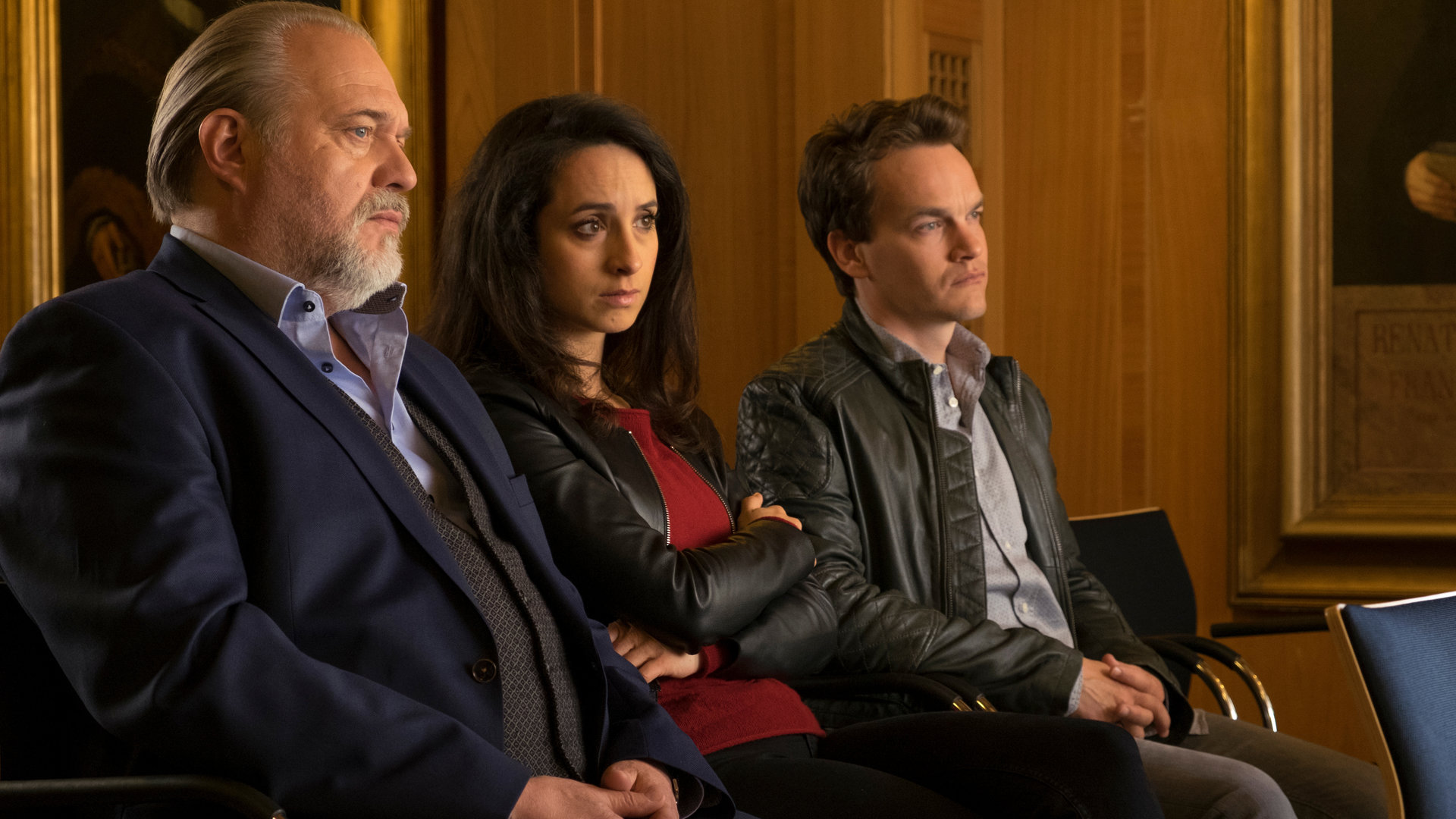 "Der Alte - Schuld und Sühne": Richard Voss (Jan-Gregor Kremp), Annabell Lorenz (Stephanie Stumph) und Tom Kupfer (Ludwig Blochberger) sitzen nebeneinander auf Stühlen und schauen nach vorne.