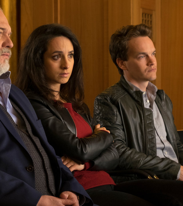 "Der Alte - Schuld und Sühne": Richard Voss (Jan-Gregor Kremp), Annabell Lorenz (Stephanie Stumph) und Tom Kupfer (Ludwig Blochberger) sitzen nebeneinander auf Stühlen und schauen nach vorne.