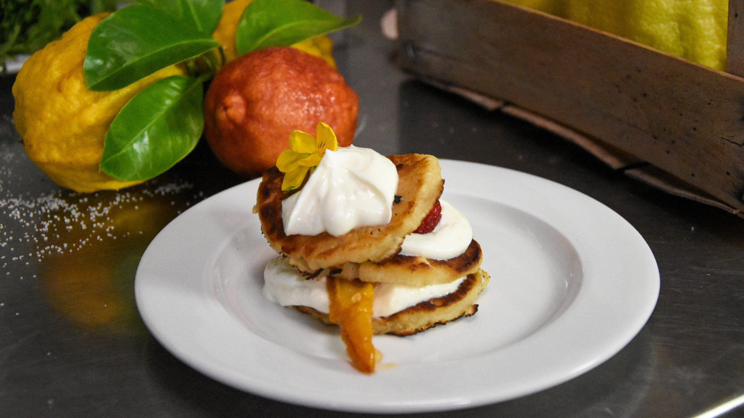 "Aufgetischt - Schönbrunn": Pancakes mit Zitronenmascarpone von Margit Stolzlechner,  Hollerei nahe Schönbrunn, Kokos-Limettensuppe von Margit Stolzlechner, Hollerei nahe Schönbrunn.